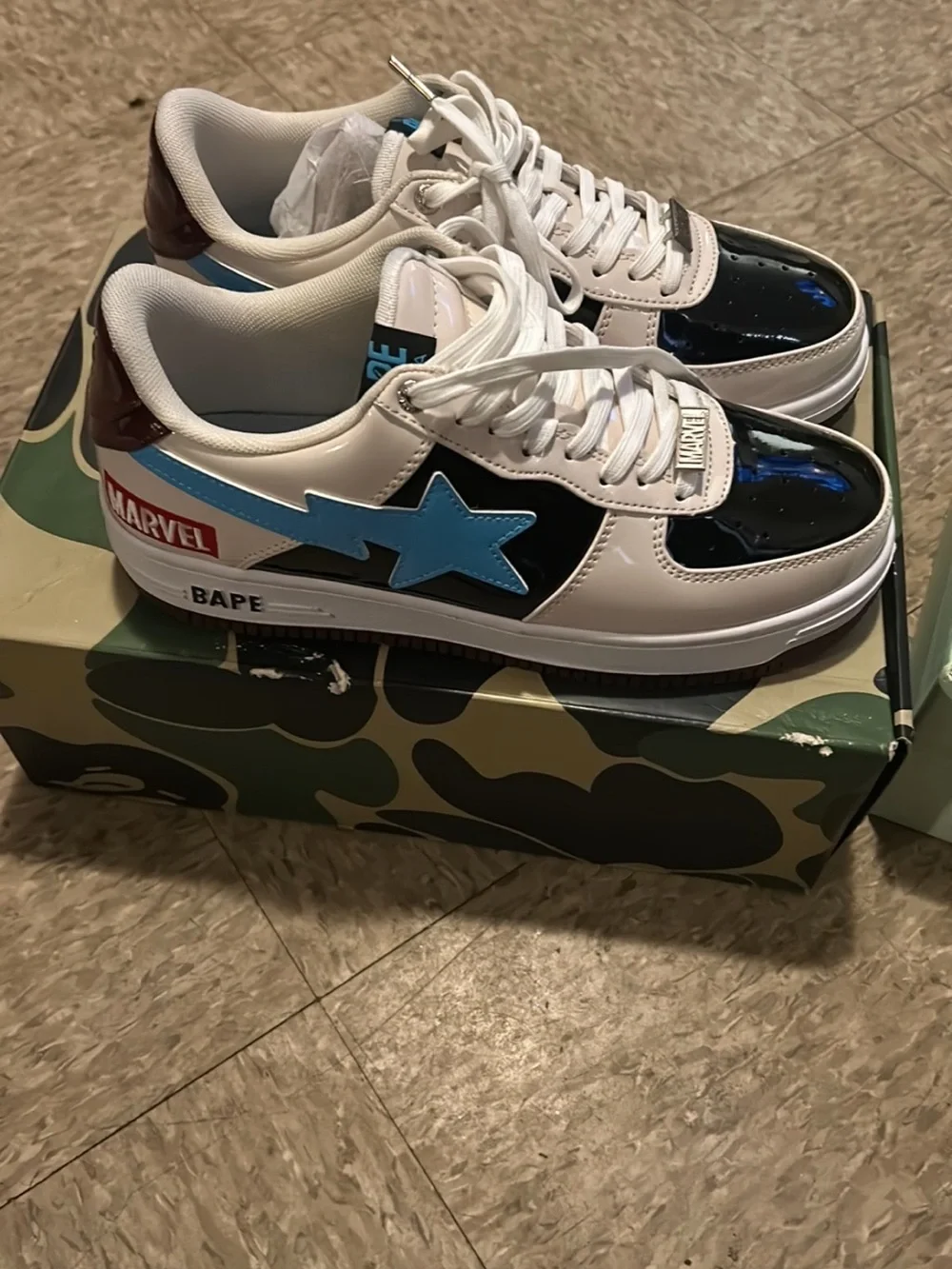 Men Low-Top Black and White Sneakers with Blue Accent